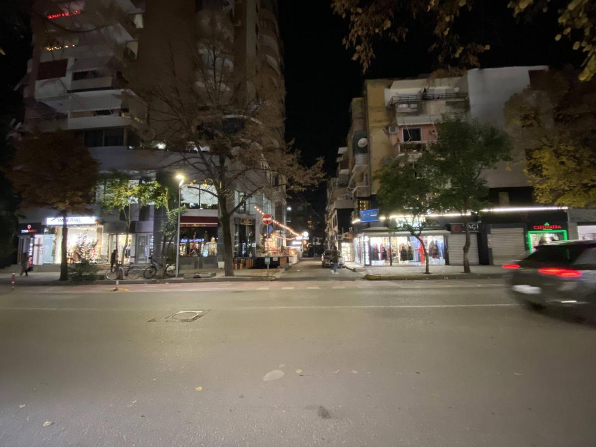 Komatas Modern In Bllok Area Lägenhet Tirana